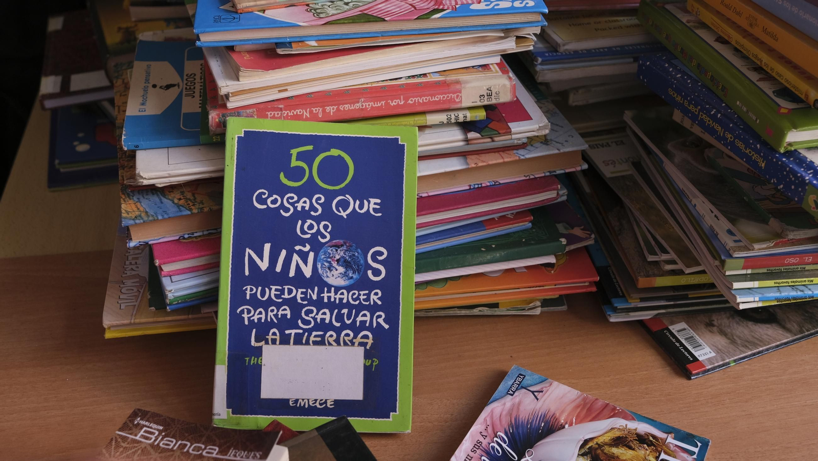 Las imágenes de la asociación que regala libros y ropa a las personas sin hogar en El Zapillo