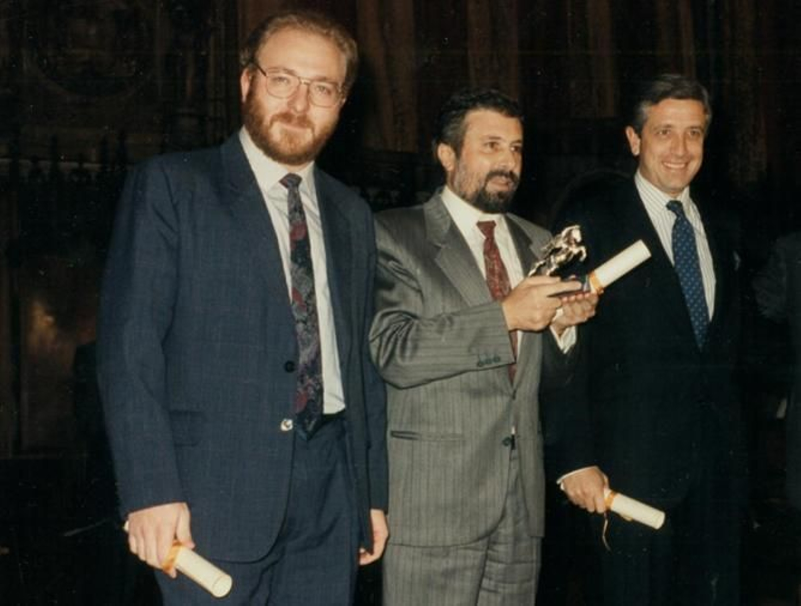 Javier Capitán, Julio César Iglesias y Luis Figuerola-Ferreti reciben el Ondas por 'La verbena de la Moncloa' en el año 1990