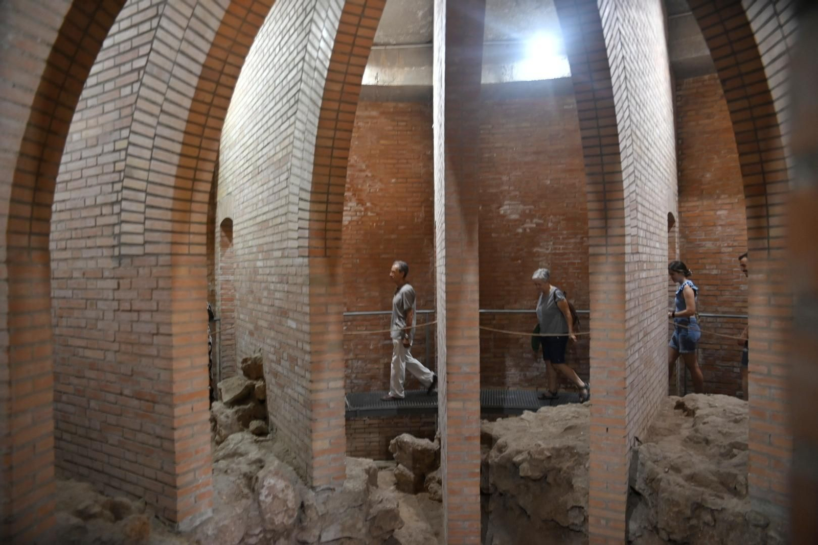 La apertura de los mausoleos romanos de Córdoba, en imágenes
