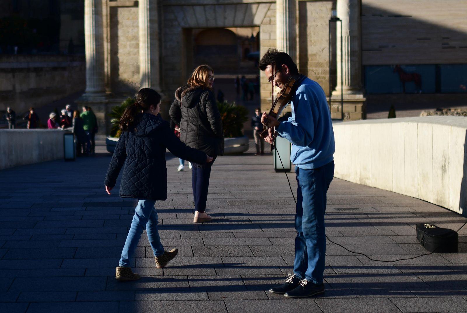 Un violinista actúa en el Puente Romano.