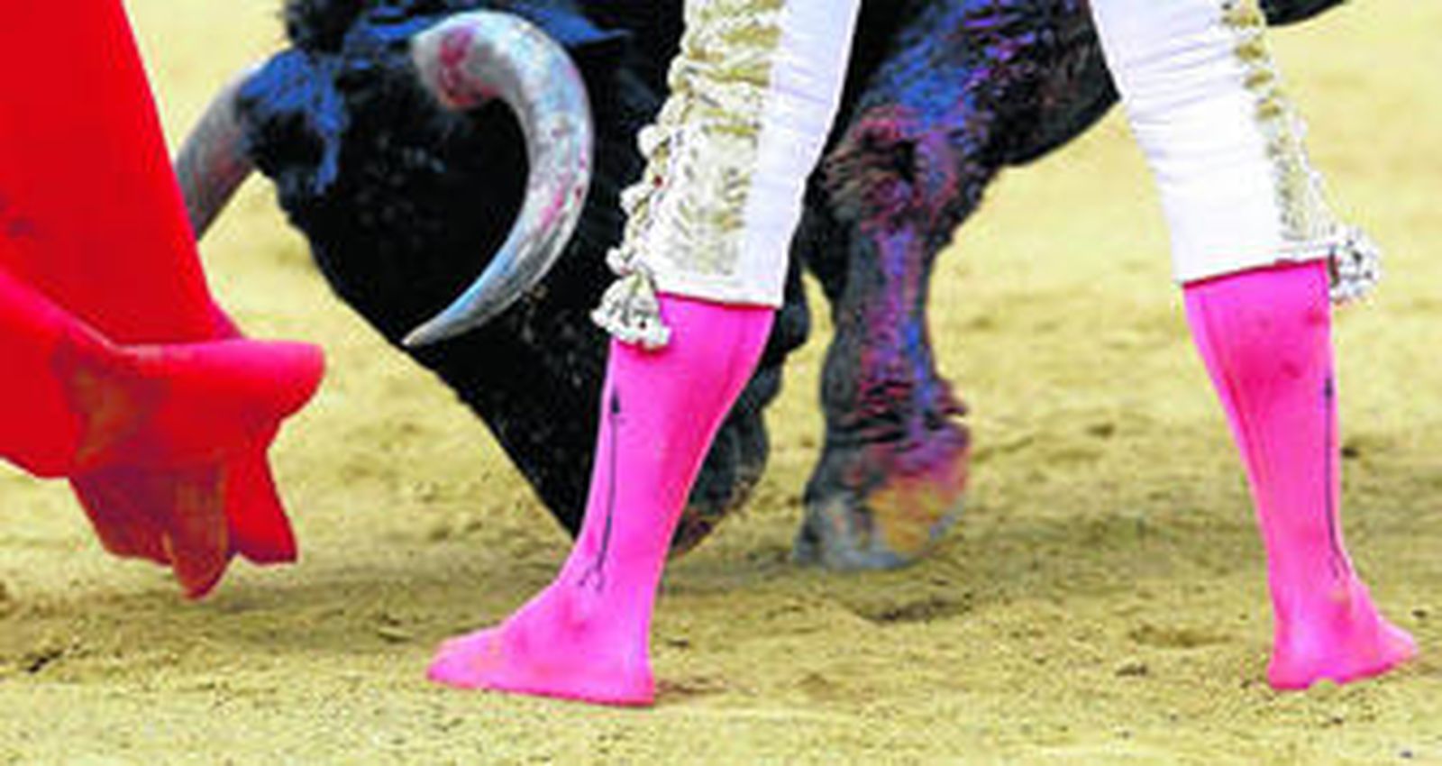 El diestro César Jiménez da un pase descalzo a su primer toro, ayer, en Valencia.