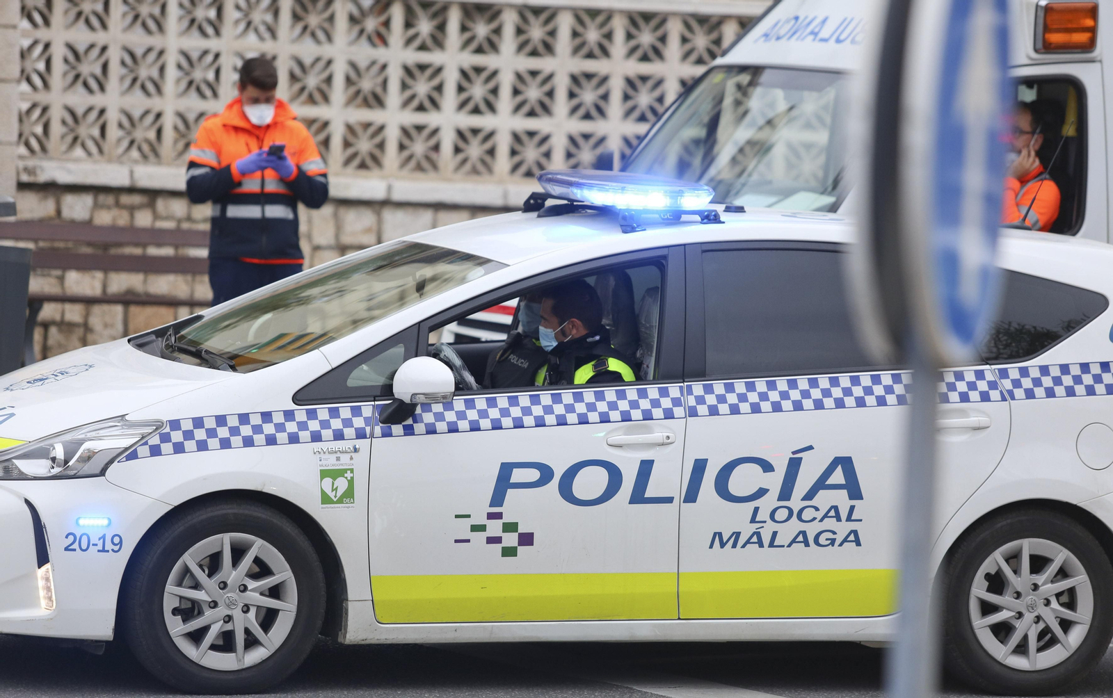 Un vehículo de la Policía Local de Málaga junto al Hospital Regional.