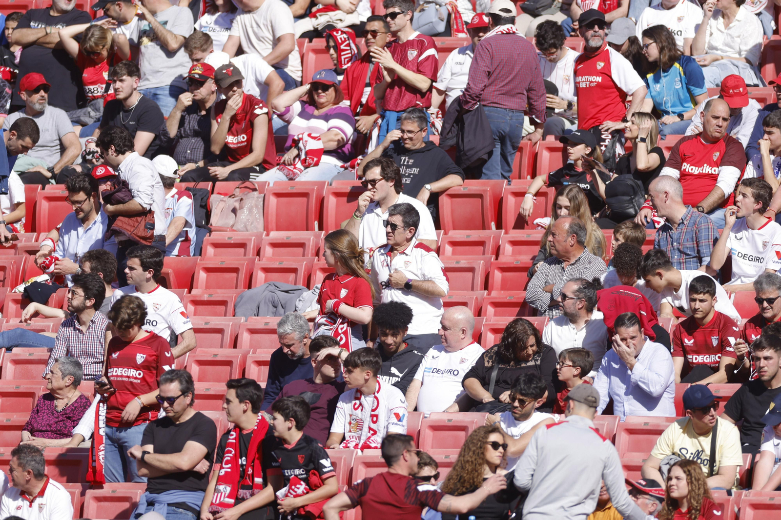 Búscate en las fotos del Sevilla-Almería