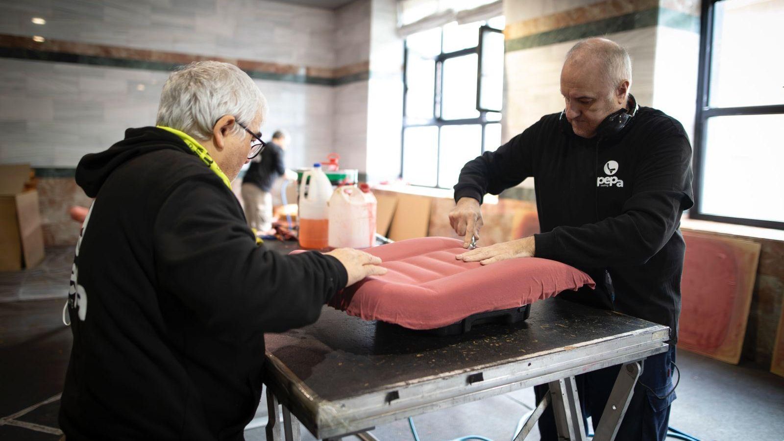 Cambio de la tela de las butacas tras su limpieza.