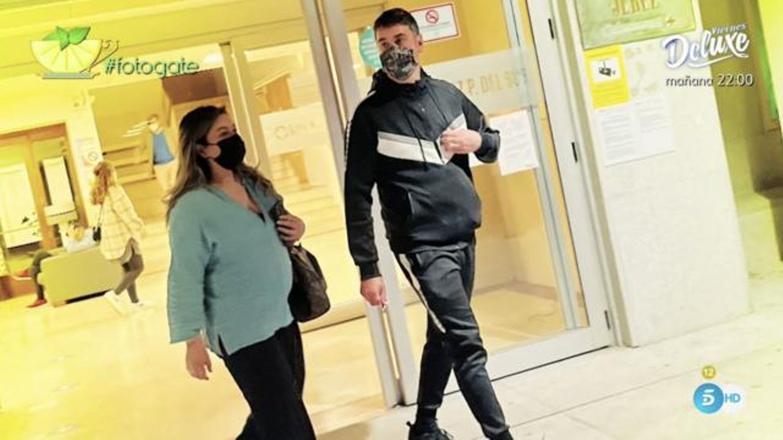 María José y Jesulín, saliendo del centro de salud, en las imágenes ofrecidas por el programa 'Sálvame'.