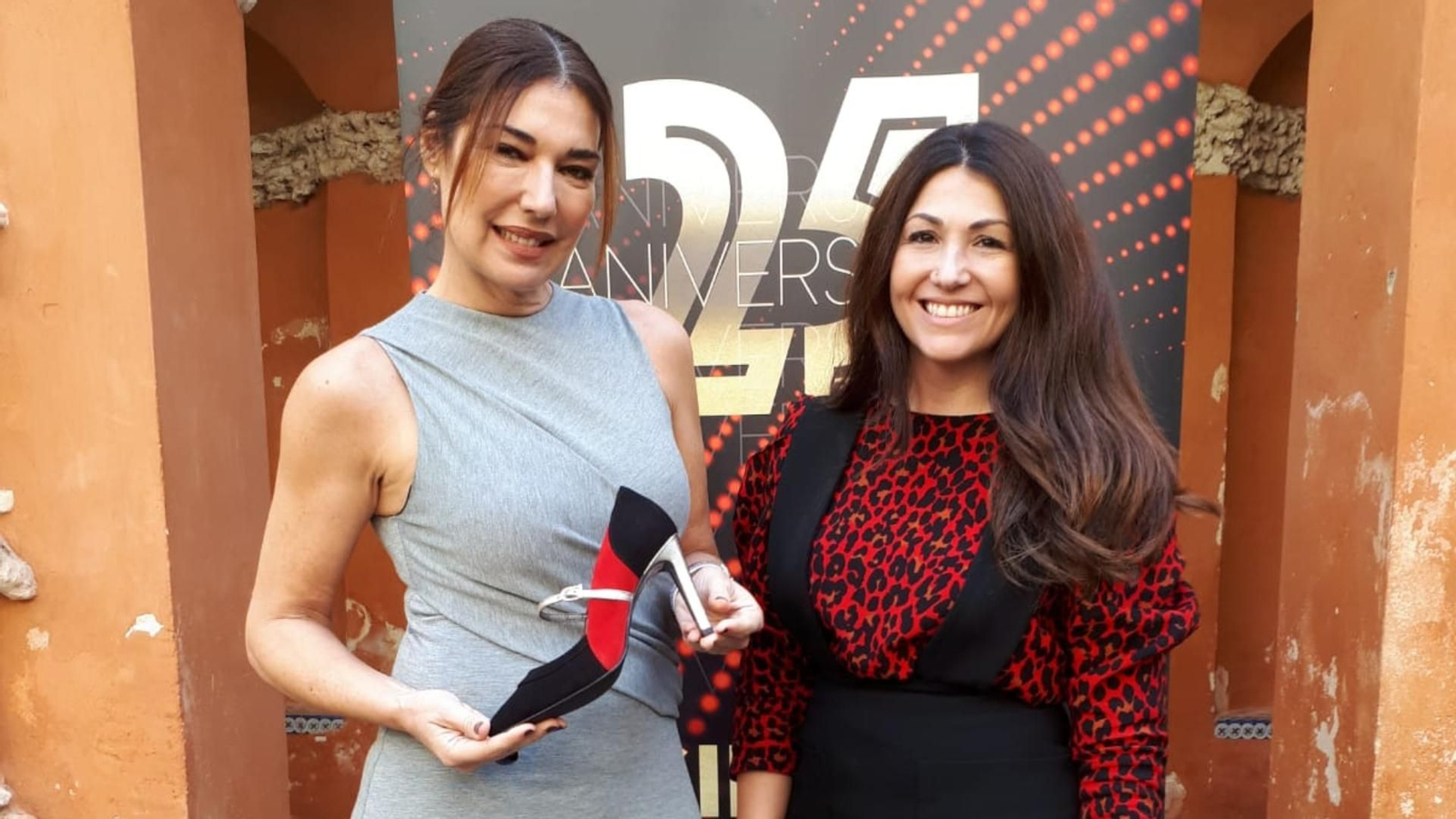 Raquel Revuelta junto a la diseñadora de Bea Madrid Shoes con el zapato oficial de SIMOF 2019. Raquel Revuelta junto a la diseñadora de Bea Madrid Shoes con el zapato oficial de SIMOF 2019.