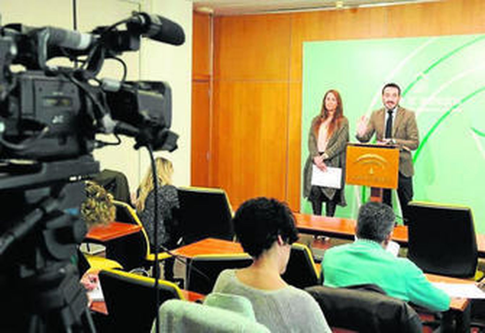 Gema Pérez y Fernando López Gil, ayer durante la presentación de las ayudas públicas.