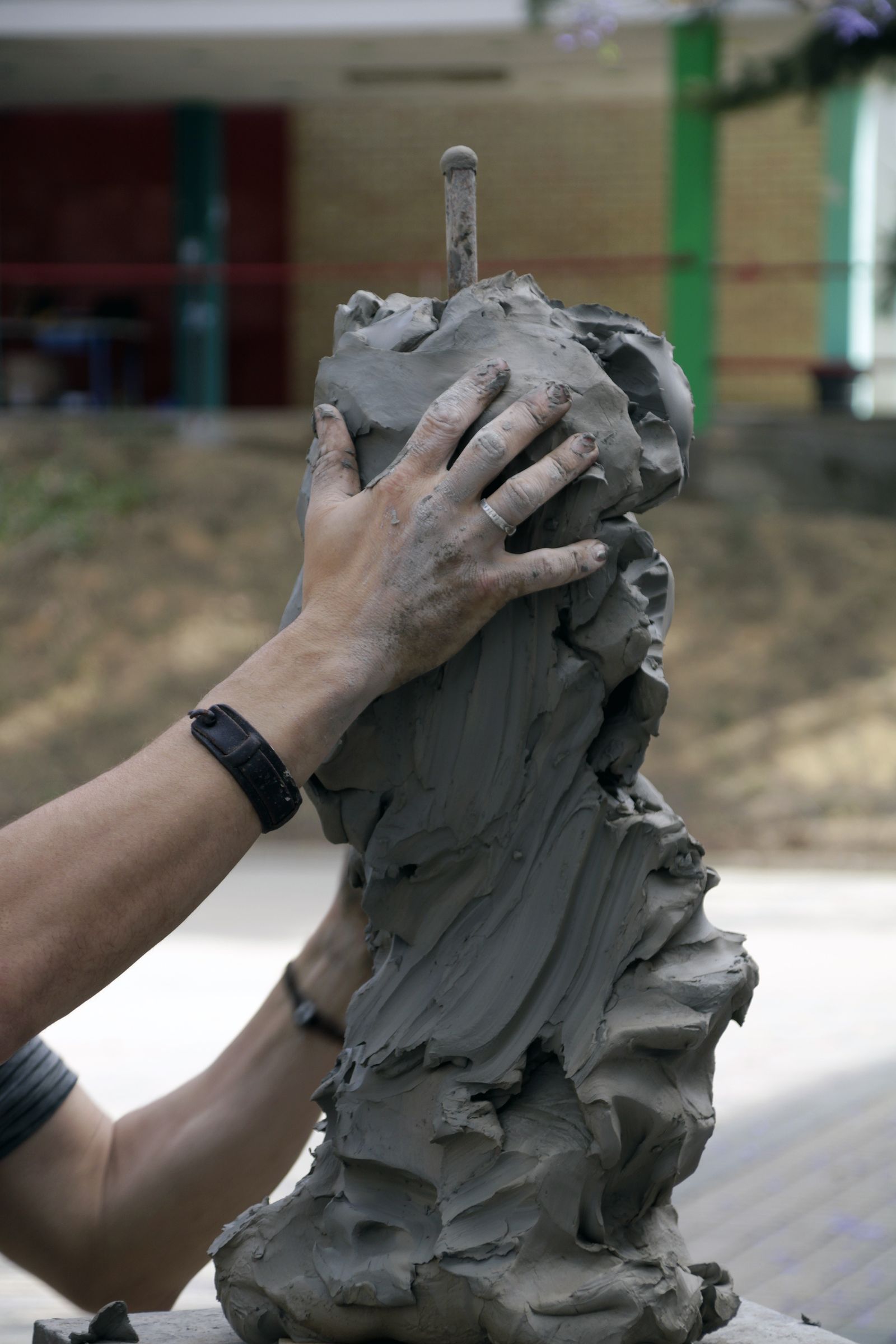 Modelado del escultor Martín Lagares con motivo de la II Feria del Emprendimiento en imágenes
