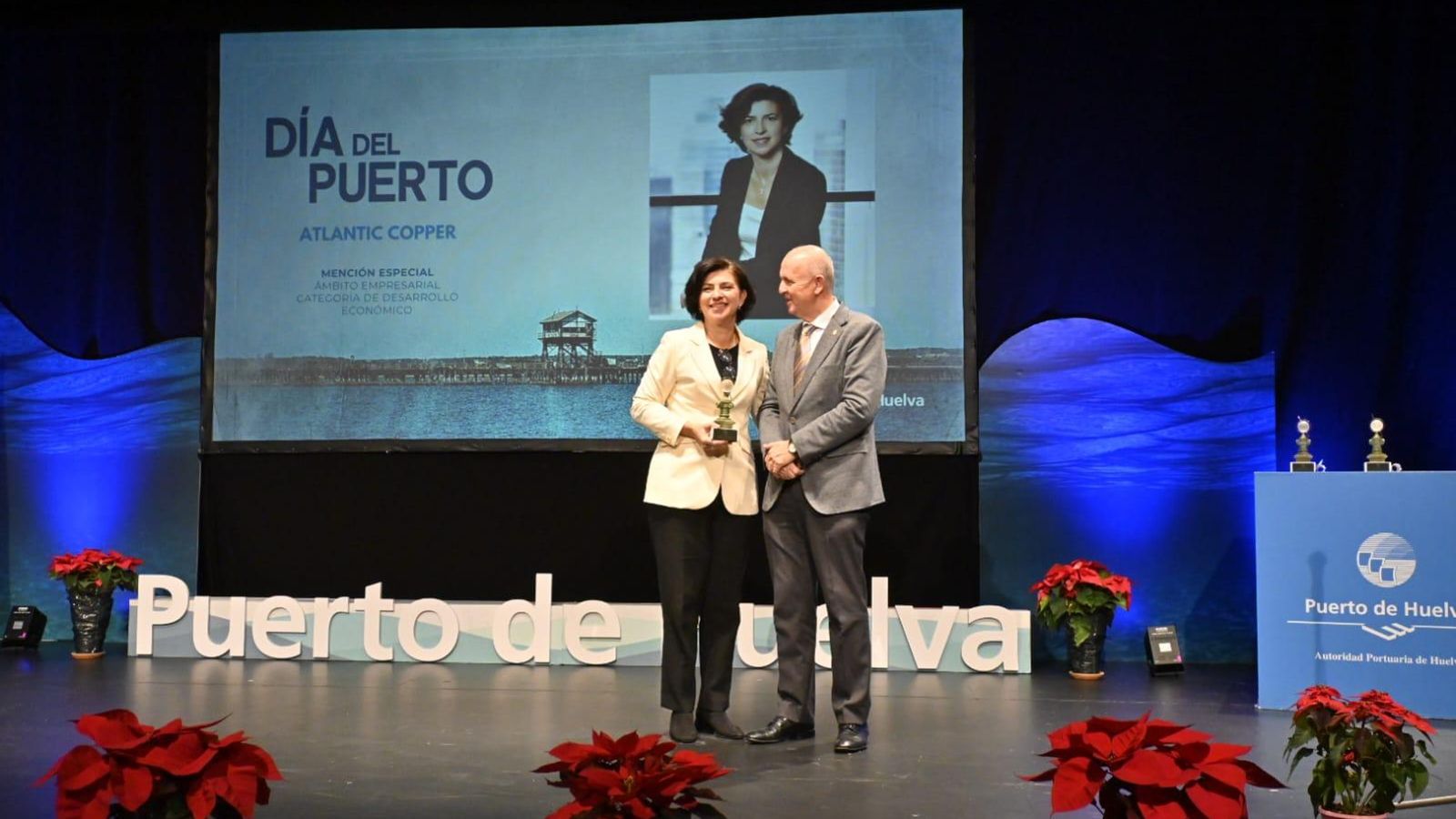 Macarena Gómez recibiendo el reconocimiento junto a José Manuel Pérez Rodríguez.