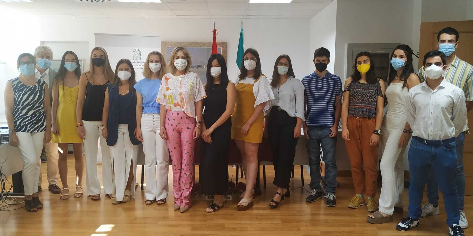 Los premiados, con la delegada de Educación, Inmaculada Troncoso.