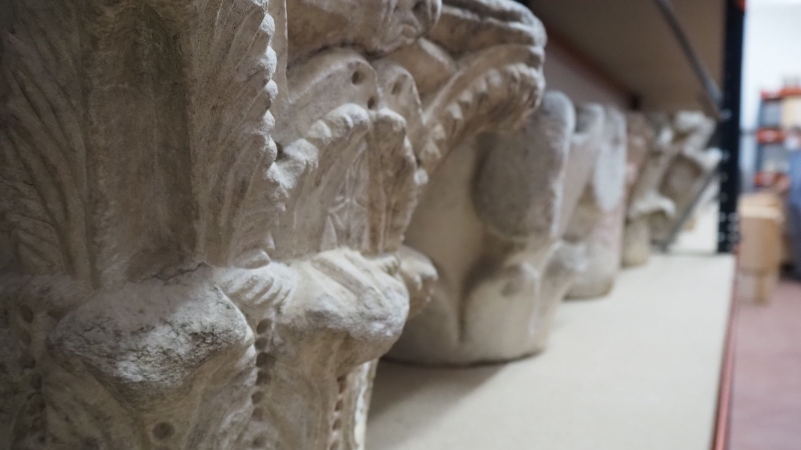 Capiteles en el depósito del Museo de Bellas Artes.