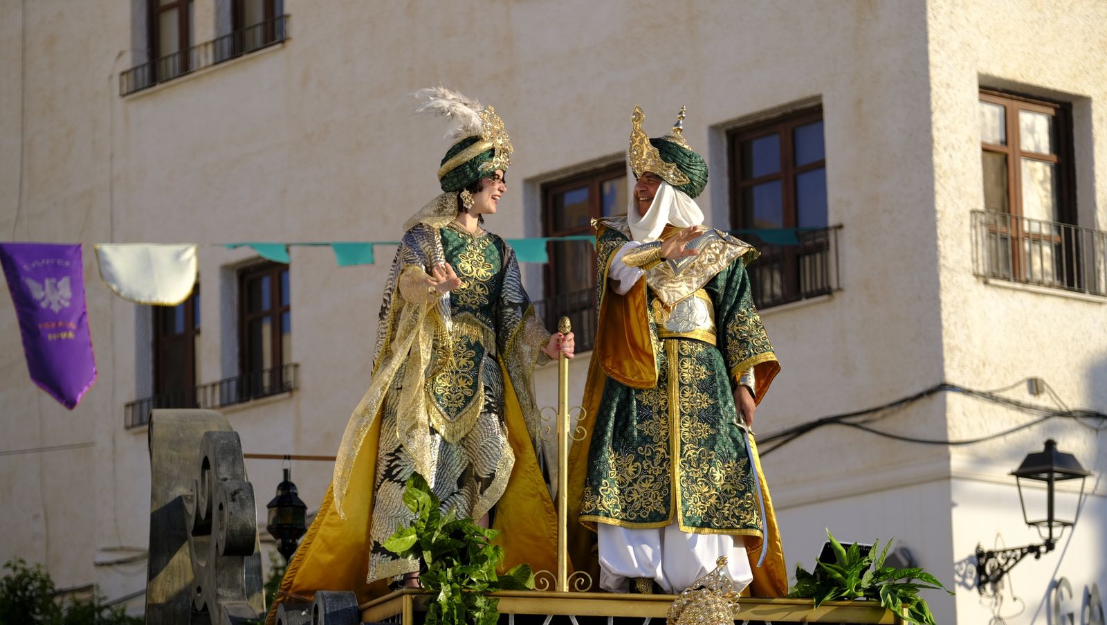 El espectacular desfile de Moros y Cristianos de Mojácar, en imágenes