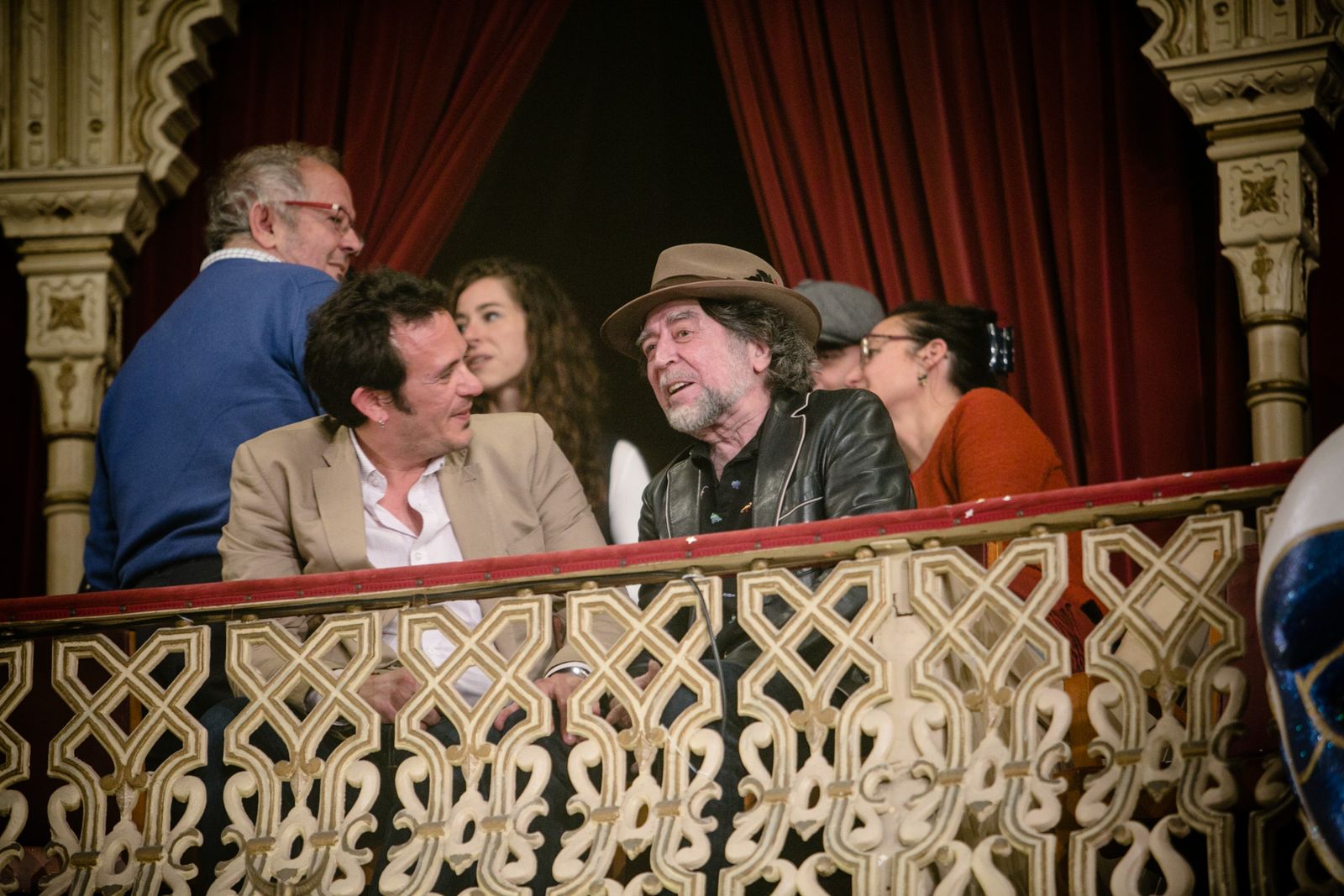 El pregonero Joaquín Sabina, con el alcalde en el Gran Teatro Falla