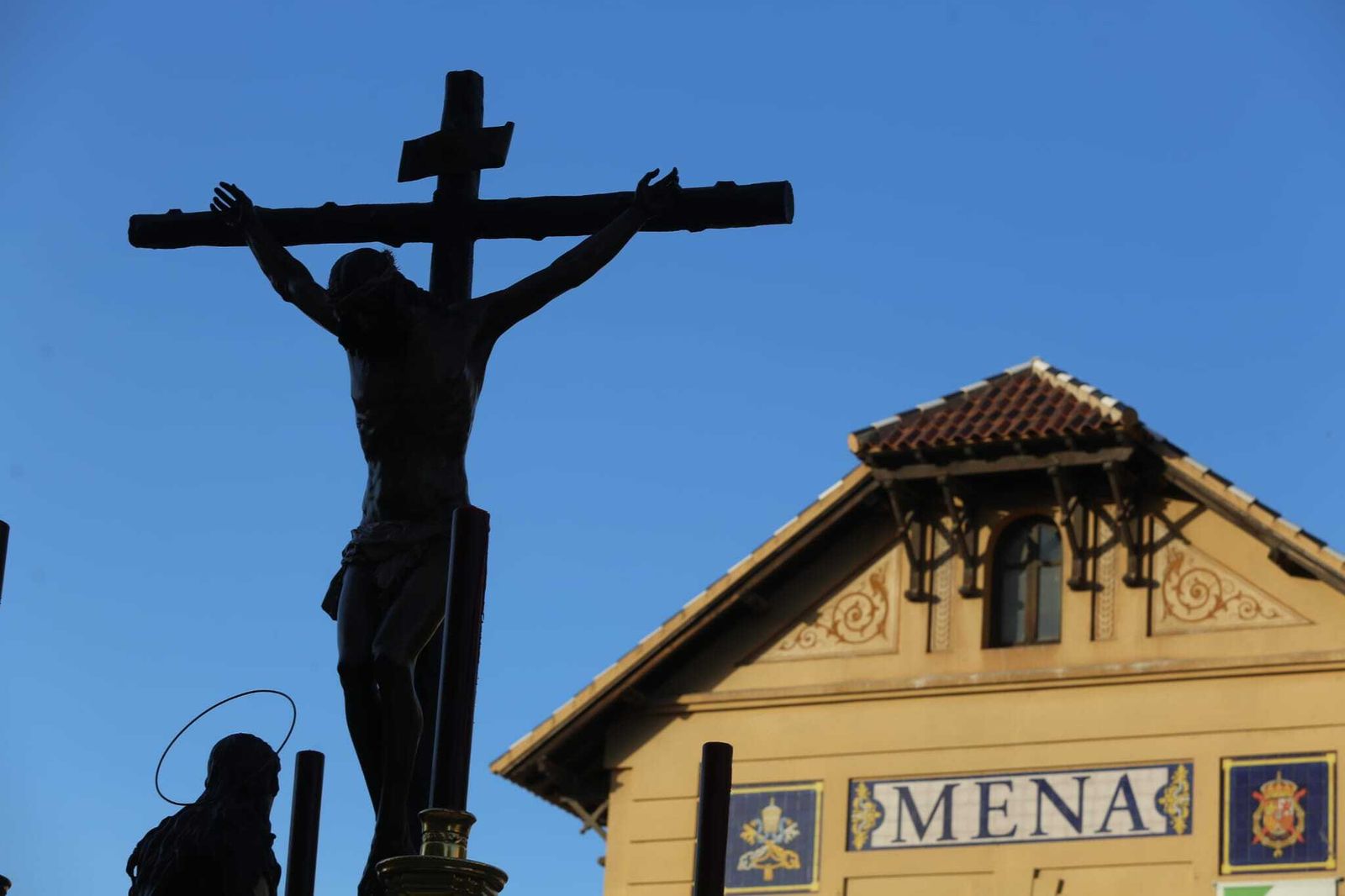 El Señor de la Buena Muerte dejando atrás su casa hermandad