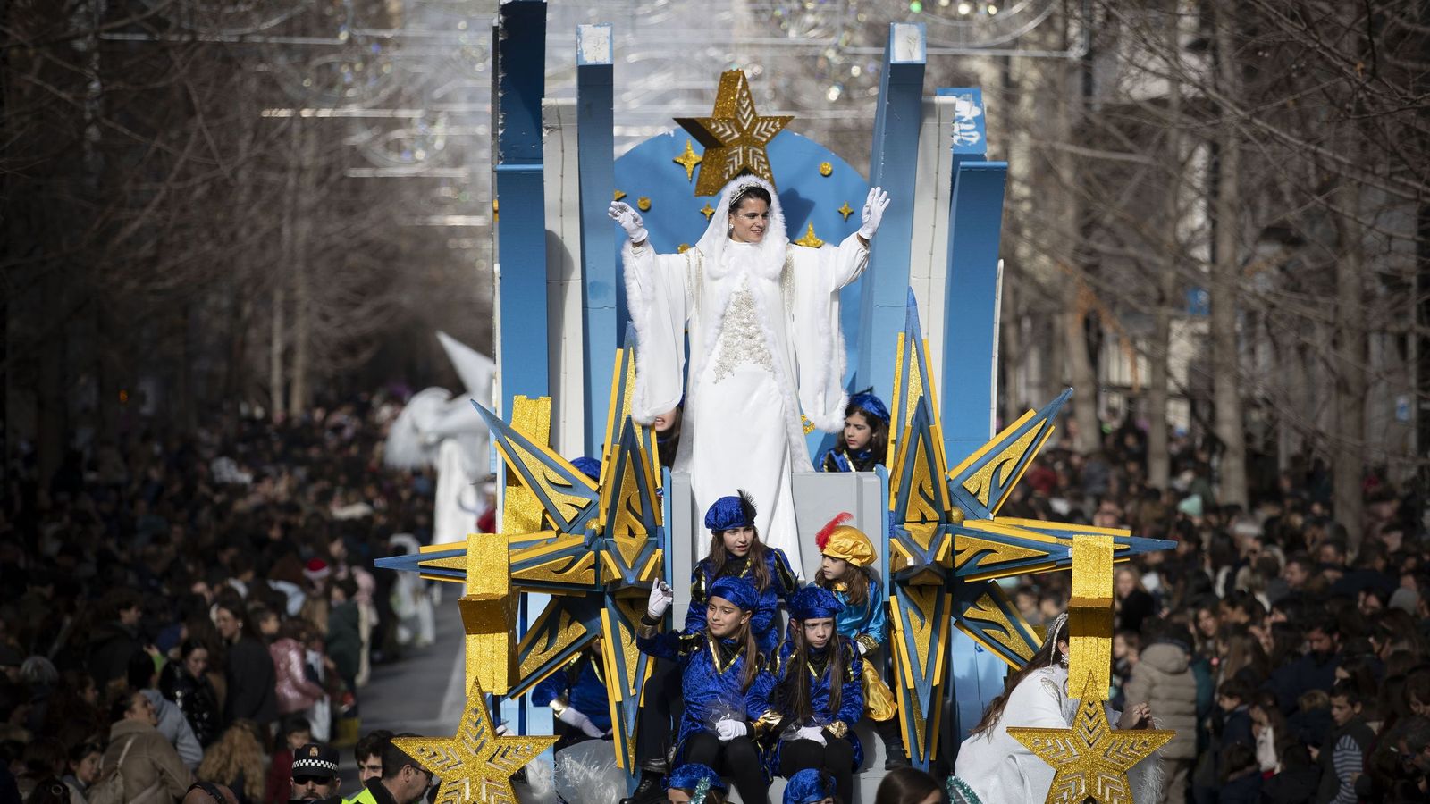 María Pérez bailando y saludando desde su carroza
