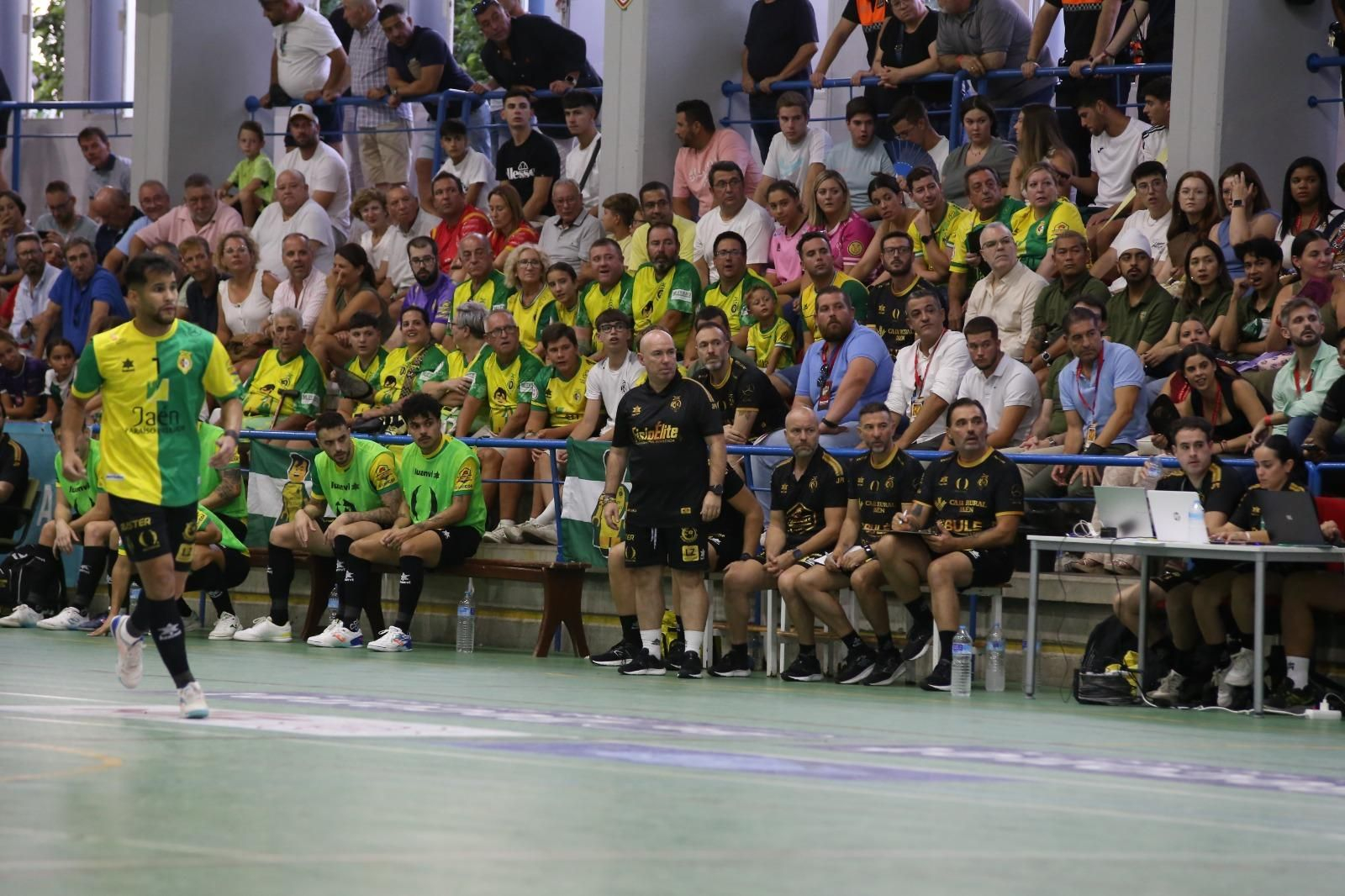 Dani Rodríguez observa desde el banquillo una de las jugadas de la final.