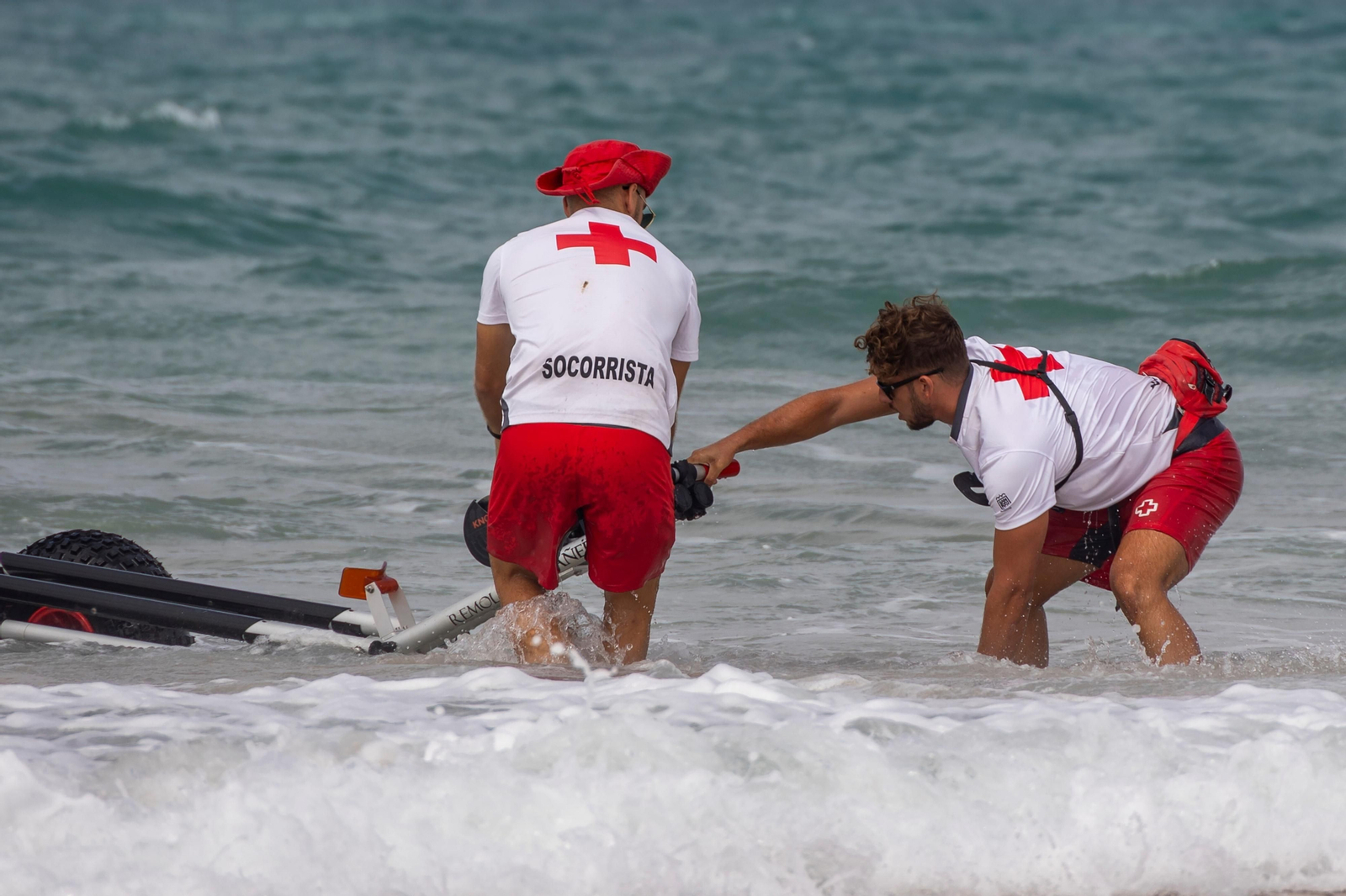 En imágenes: así se pone a prueba el servicio de socorrismo y salvamento de la playa de Camposoto