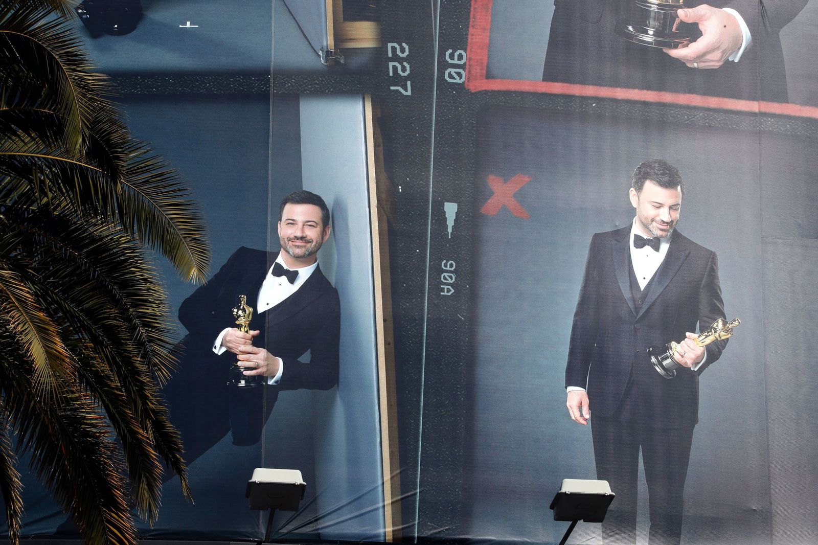 Un cartel con el presentador de la gala, Jimmy Kimmel, anuncia en Hollywood la entrega de los Oscar.