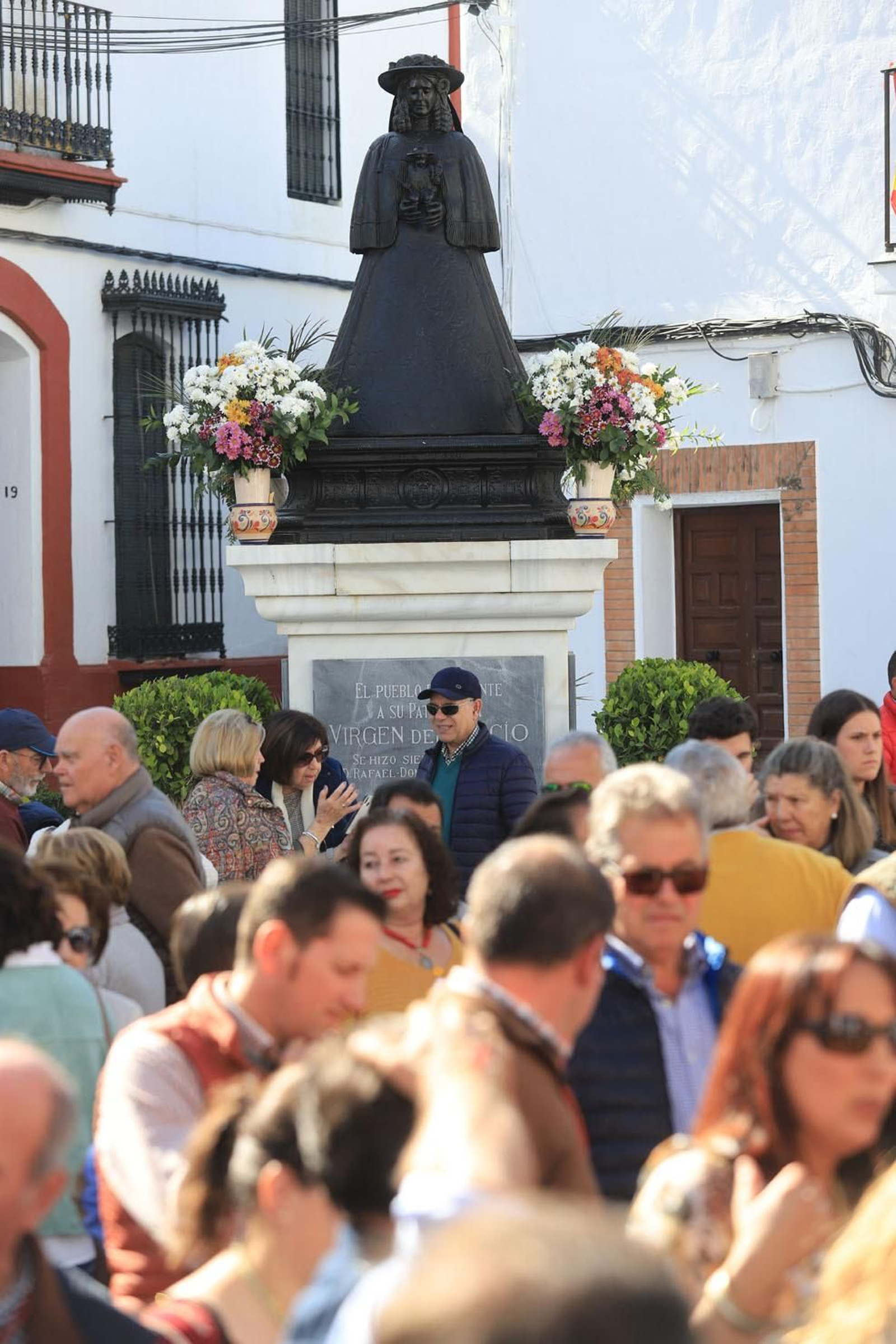 Imágenes de la llegada de la peregrinación de Emigrantes a Almonte acompañando a la Hermandad de San Juan del Puerto