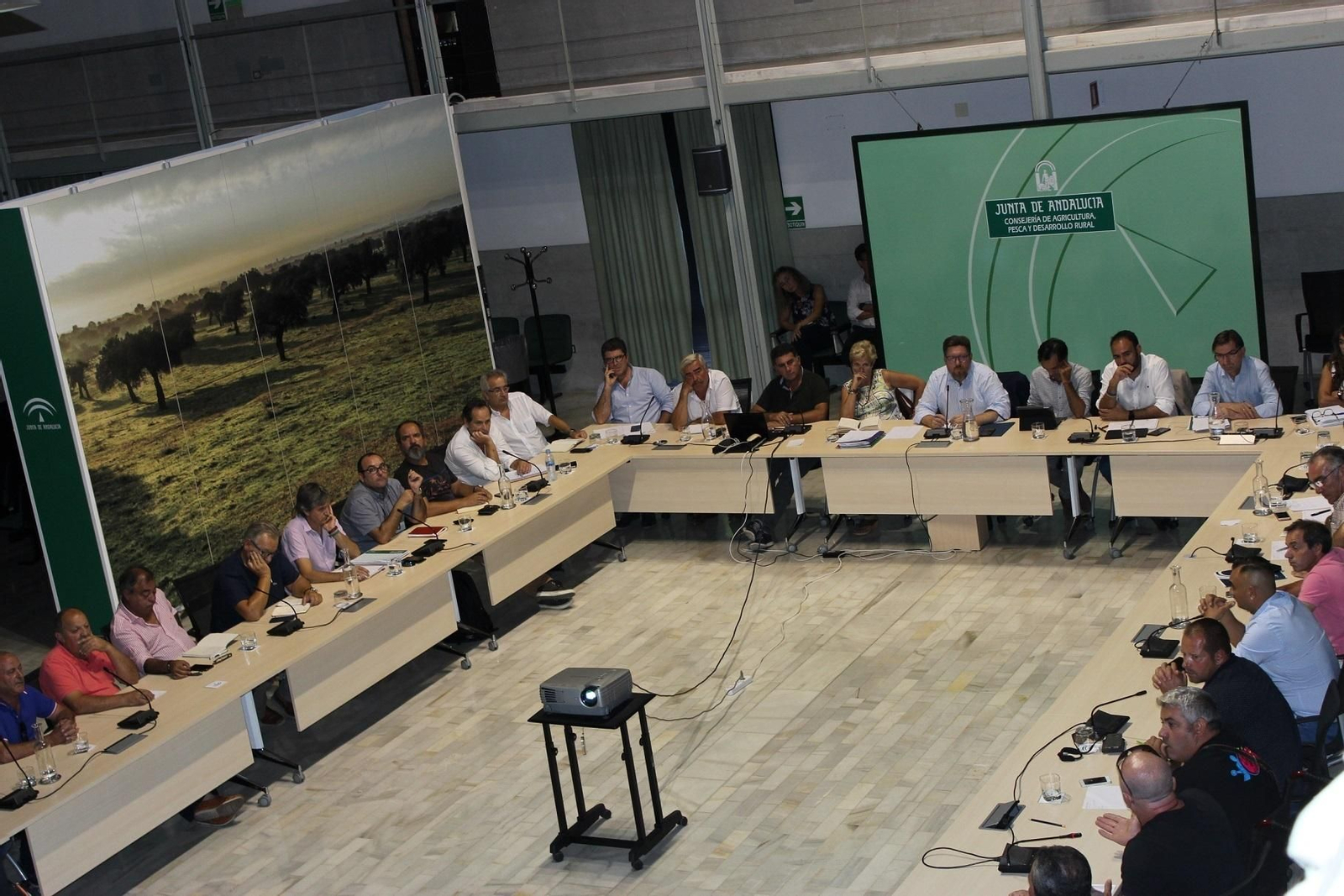 Reunión del consejero de Pesca, Rodrígo Sánchez Haro, con el sector de la chirla, ayer en Sevilla.