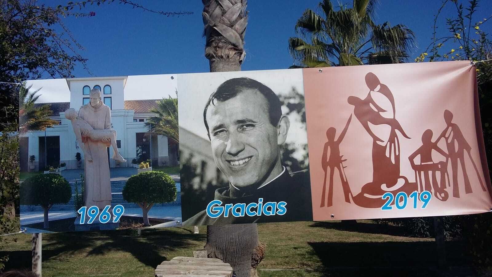 Pancarta en homenaje de Fray Serafín Madrid.