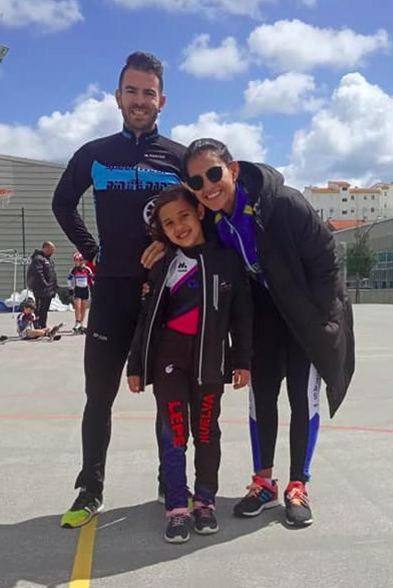 Lucía Gil -centro- junto a los campeones del mundo Aura (Colombia) y Patxi (España).