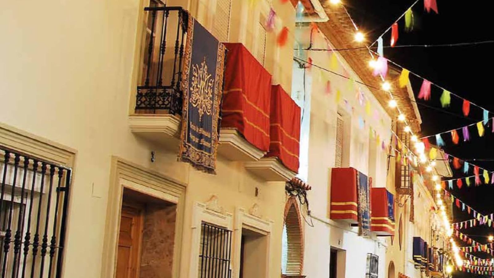 Las calles de Alfarnate decoradas durante las fiestas.