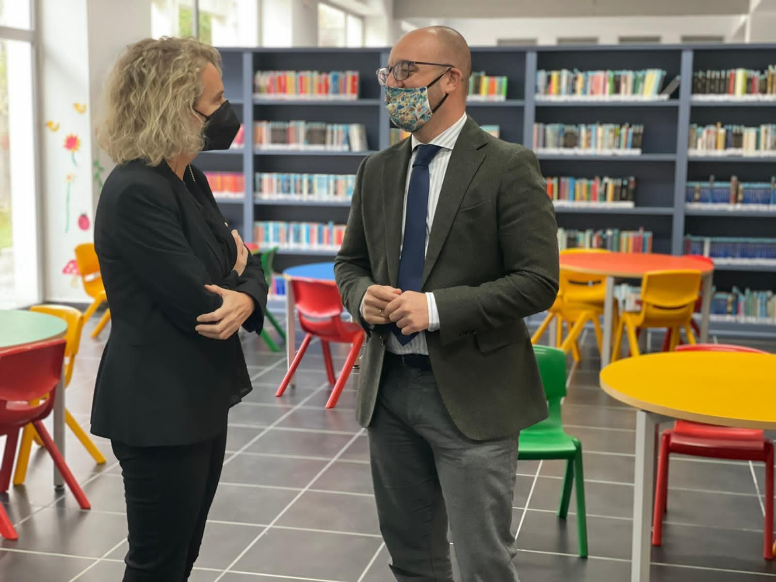 El alcalde y la concejala de Cultura, en la nueva Biblioteca María Teresa León.