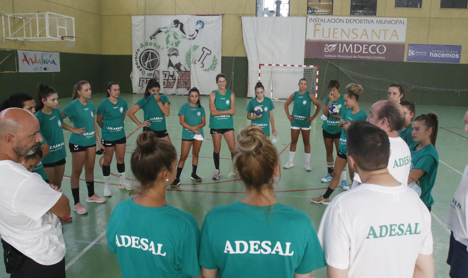 Rafael Moreno se dirige a sus jugadoras antes de arrancar el primer entrenamiento.