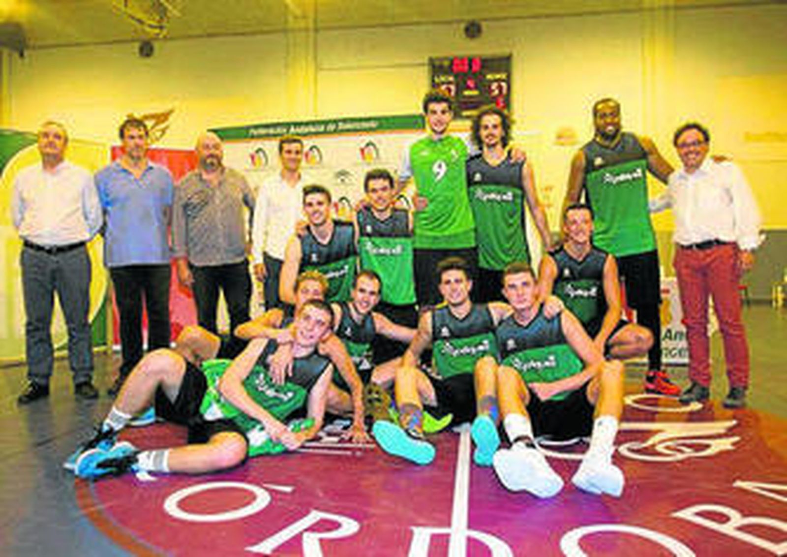 Los jugadores del Yosíquesé posan con el título de campeones.