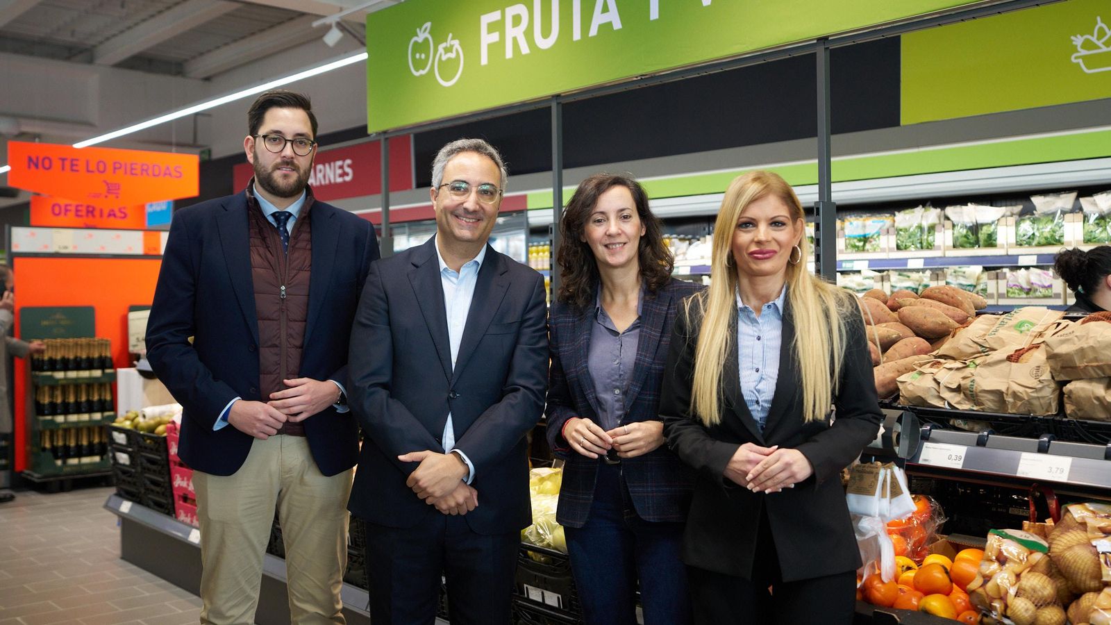 Las autoridades en la nueva tienda de Aldi.