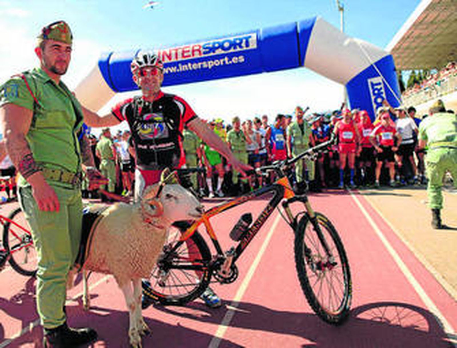 Un legionario con su cabra en el momento de la salida de la durísima prueba.