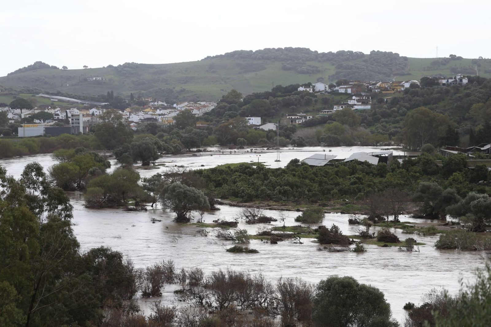 El río Guadiaro, desbordado en Jimena.