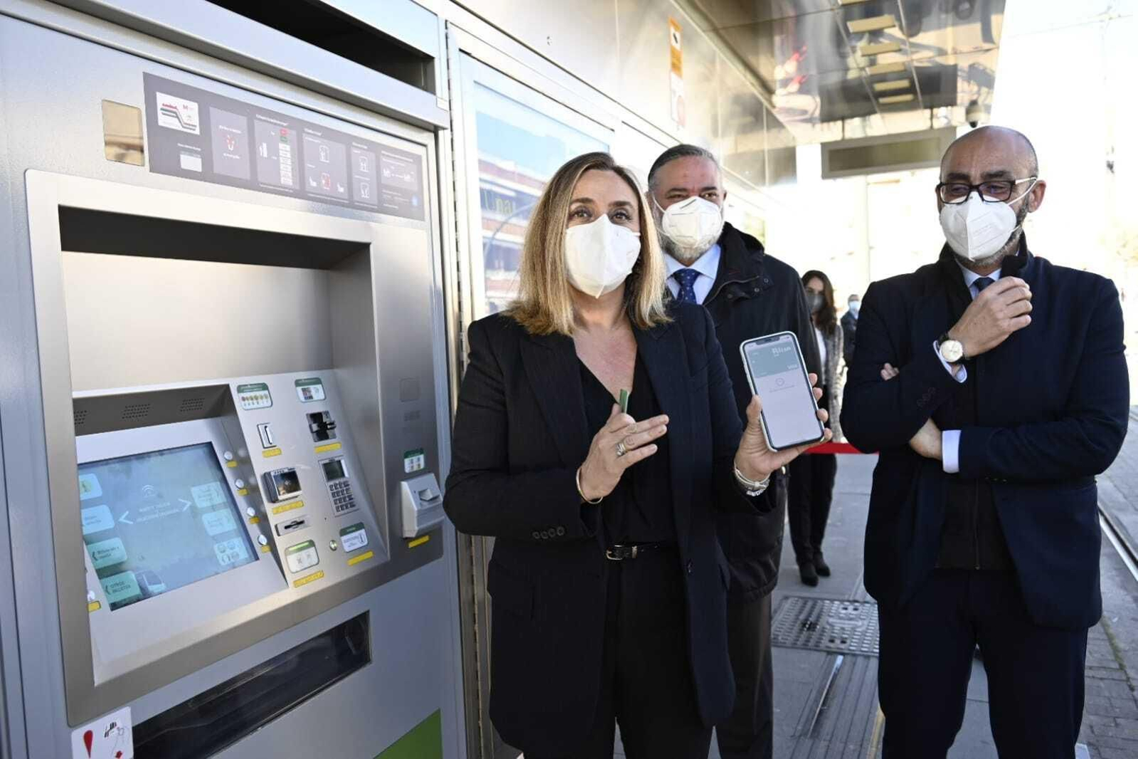 Ya se puede pagar con tarjeta bancaria en el Metro de Granada