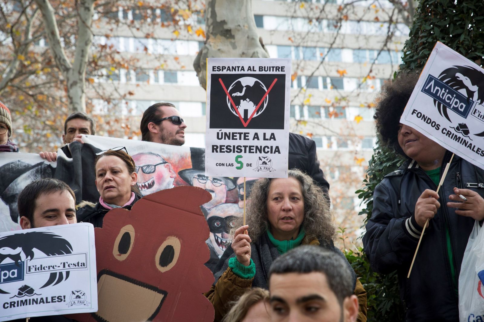Protestas en Madrid por la venta de viviendas sociales al fondo Blackstone.