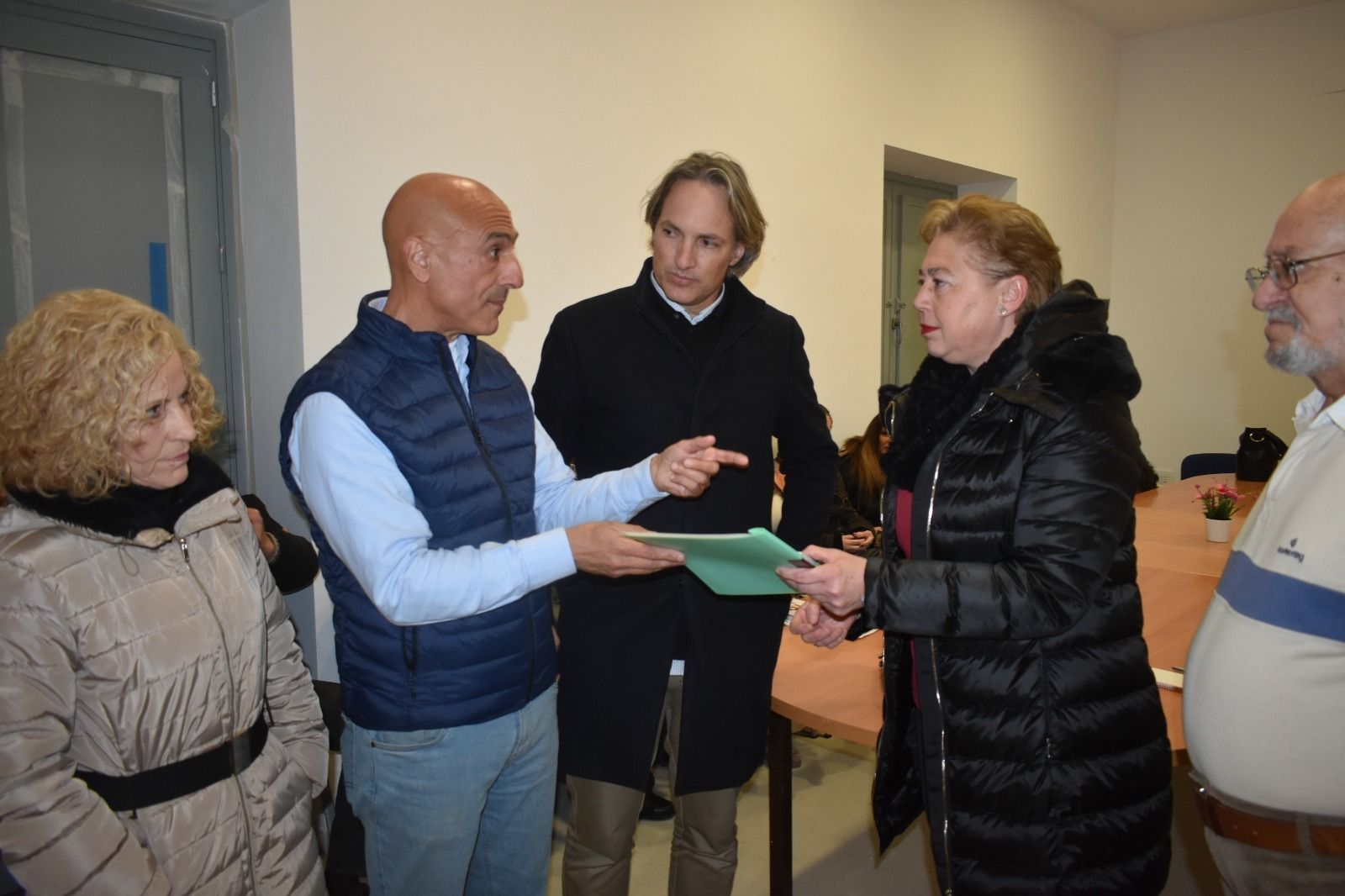 Ismael Beiro y José Antonio Ayuso entregan su diagnóstico de la ciudad a Pilar García, presidenta de Vecinos de Cádiz.