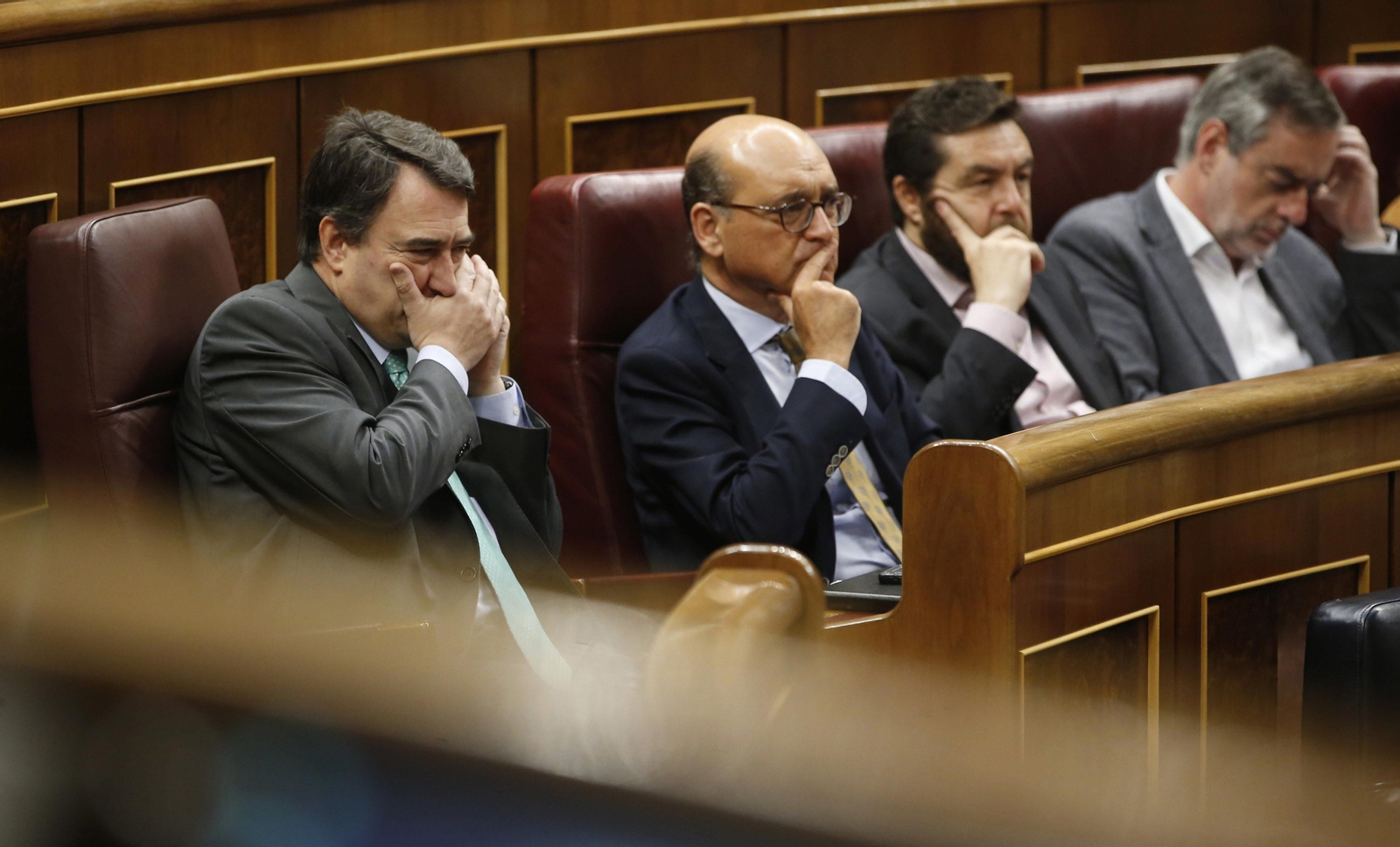 El portavoz del PNV habla por teléfono.