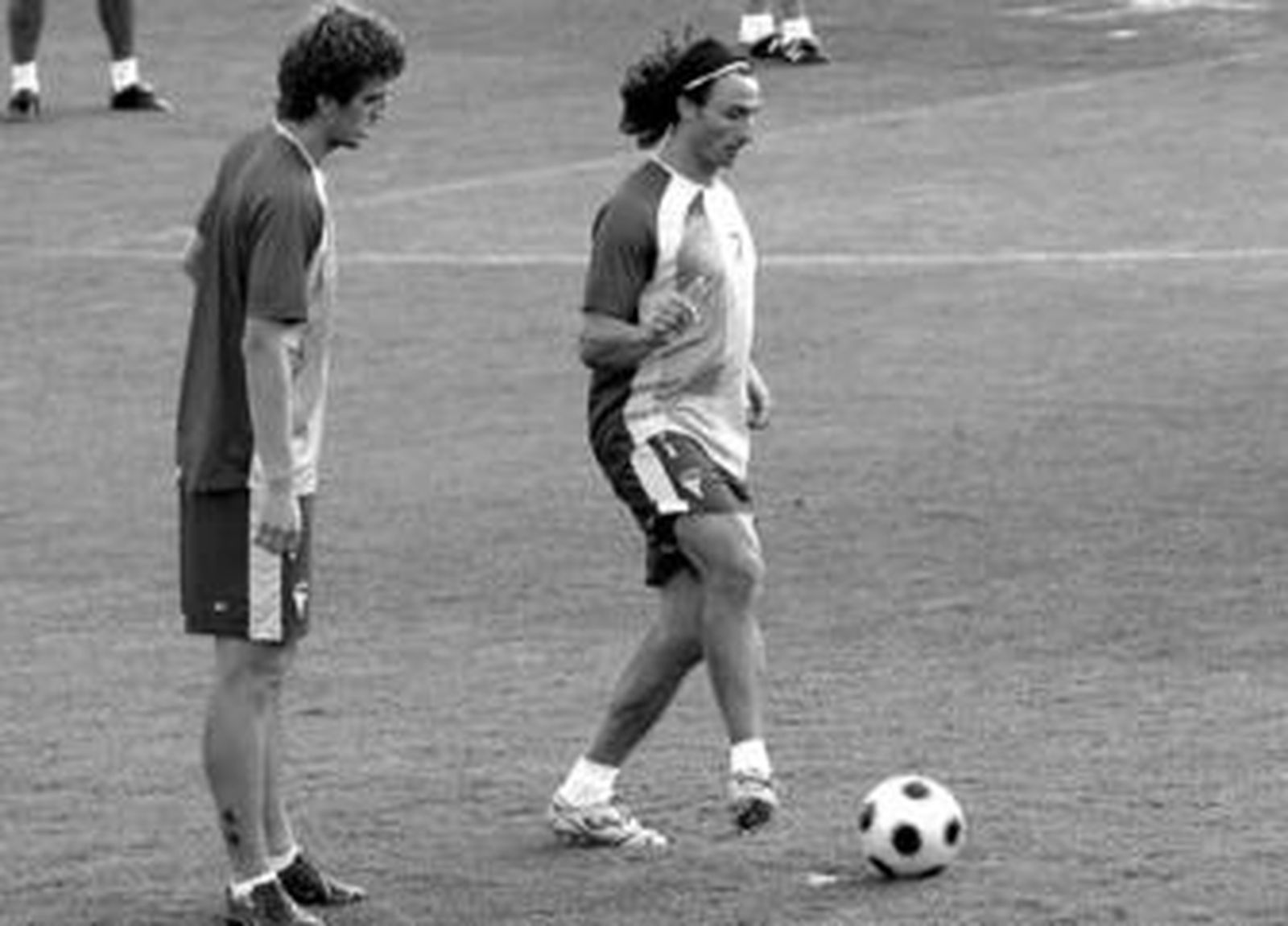 Mariano Toedtli controla el balón en presencia de Manu Barreiro.