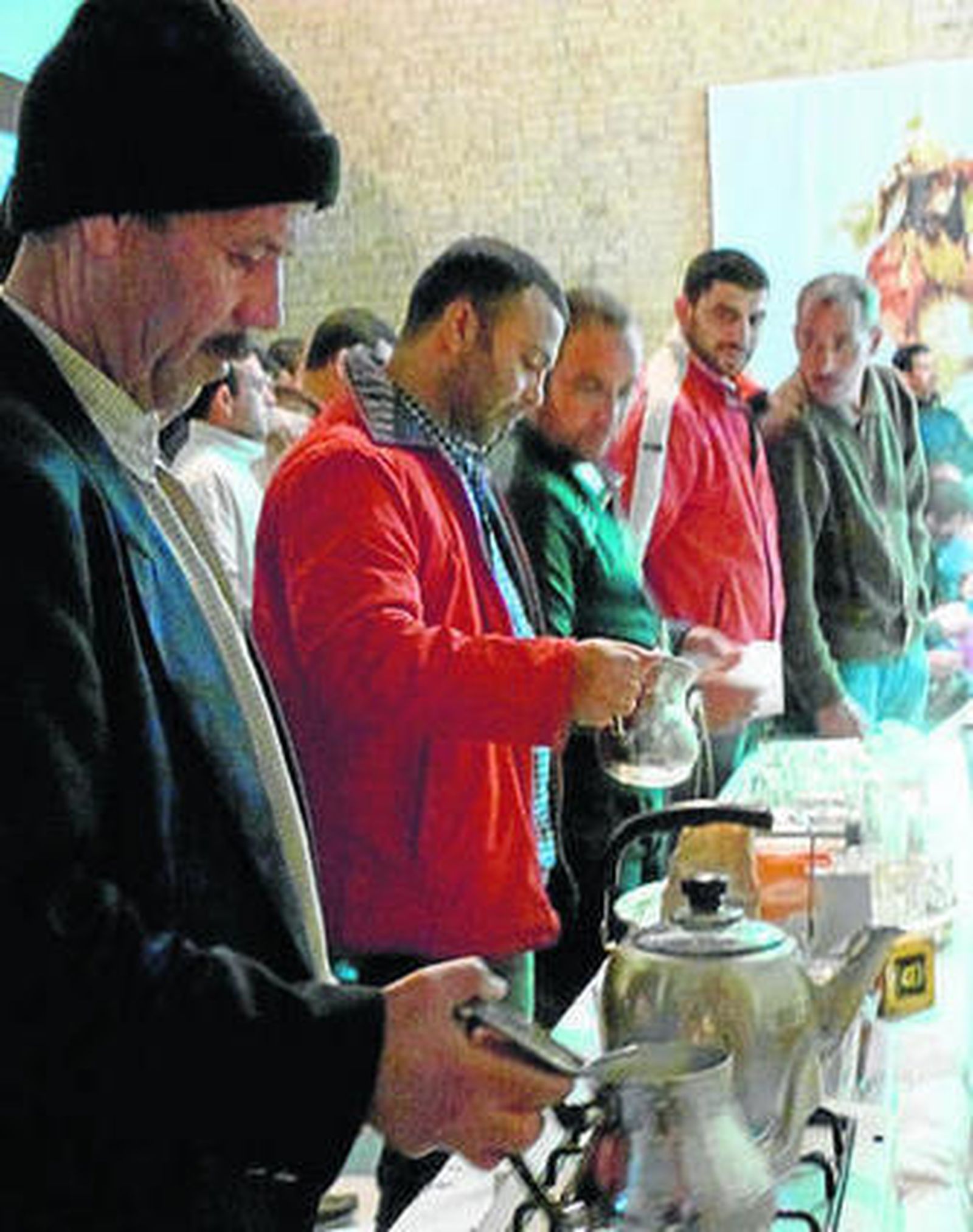 1. Un momento de la conferencia La huella morisca, el Al-Andalus que llevamos dentro. 2. La hora del té. 3. Intervención de Saib, presidente de la Asociación Cultural Islámica Blas Infante. 4 y 5. Pequeñas repartiendo pastas morunas y primer plano de una selección de dulces típicos árabes.