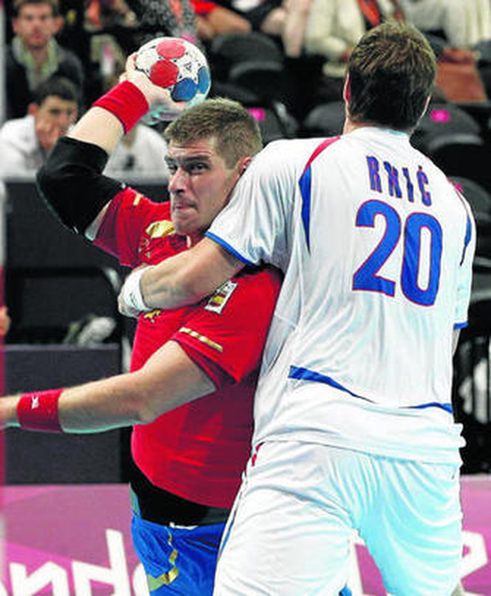 Aginagalde intenta zafarse de la defensa del serbio Rnic.