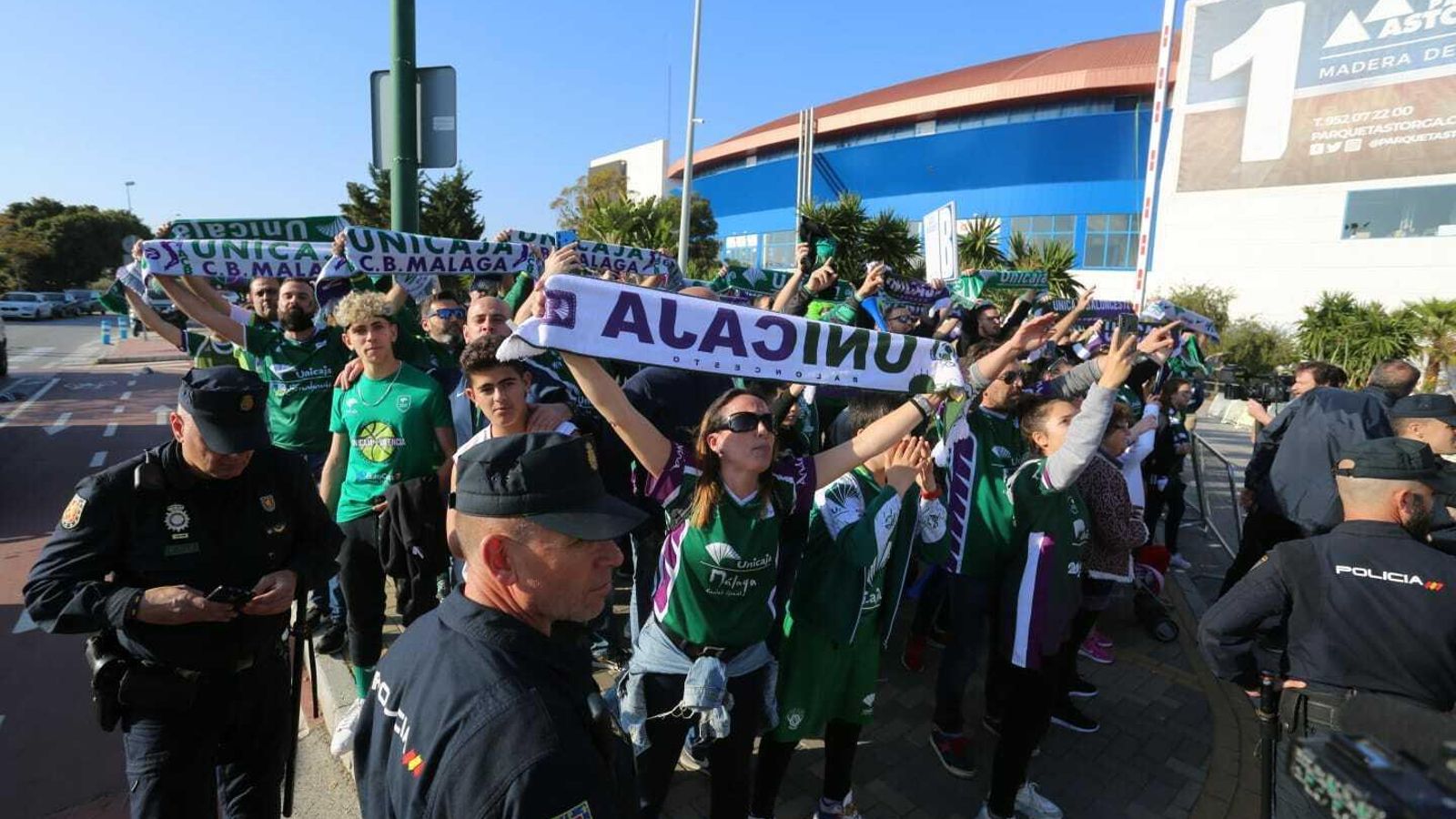 Aficionados del Unicaja en la puerta