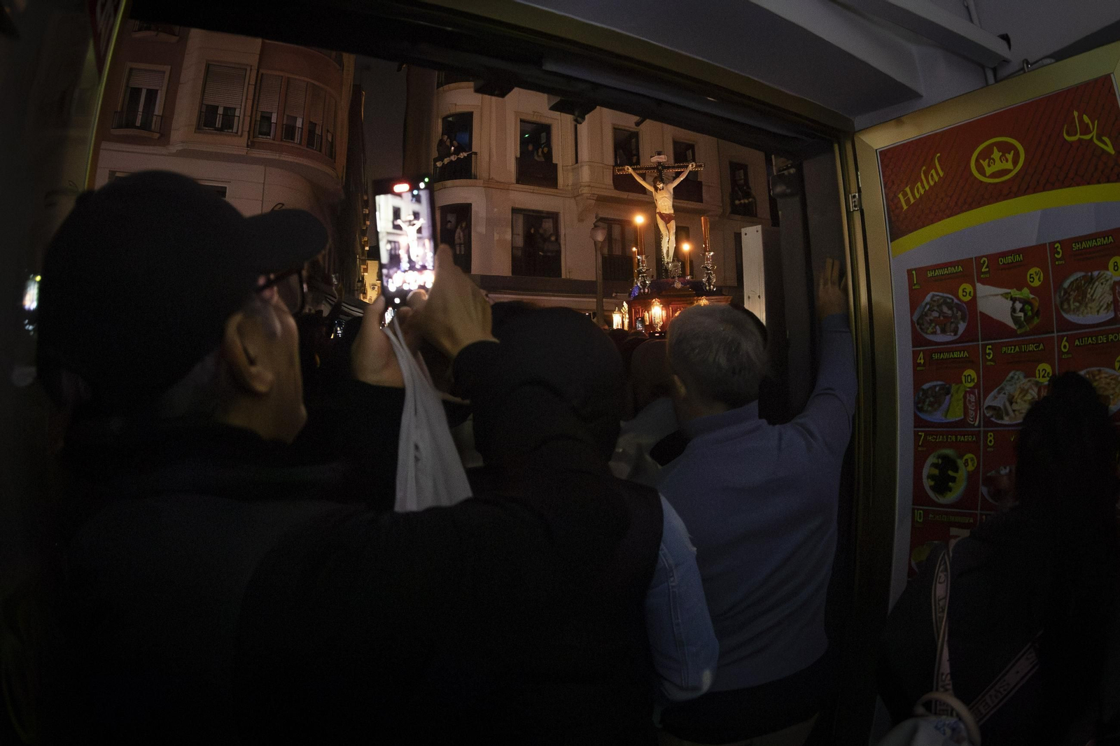 Silencio y oscuridad: las mejores fotos de la procesión del Cristo de la Misericordia de Granada