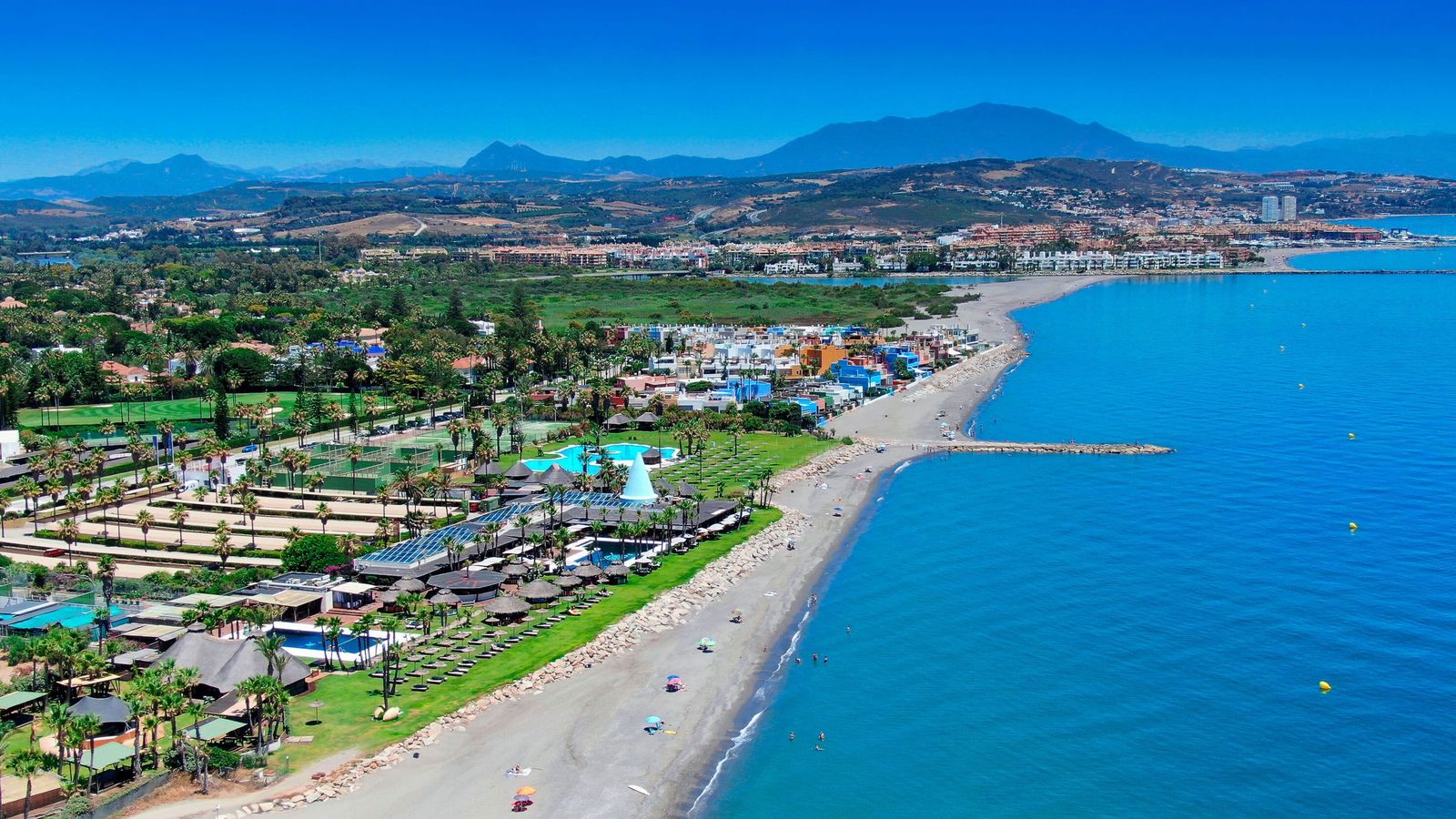 El municipio cuenta con impresionantes playas con bandera azul, como la de Sotogrande, y 300 días de sol al año.