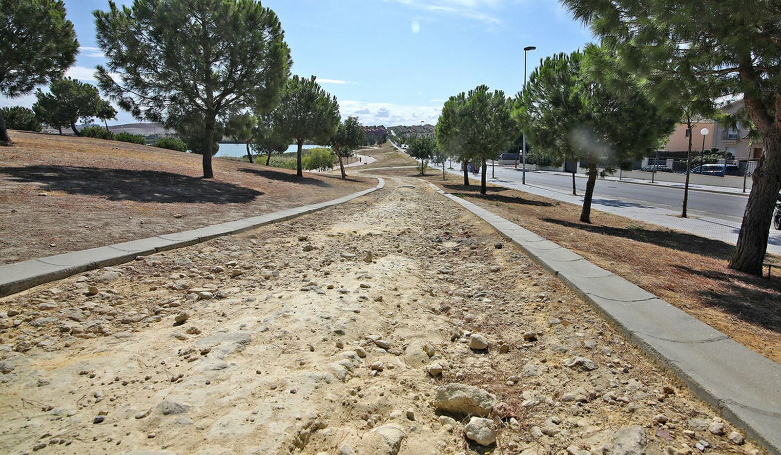 Camino en mal estado en la Laguna de Torrox.