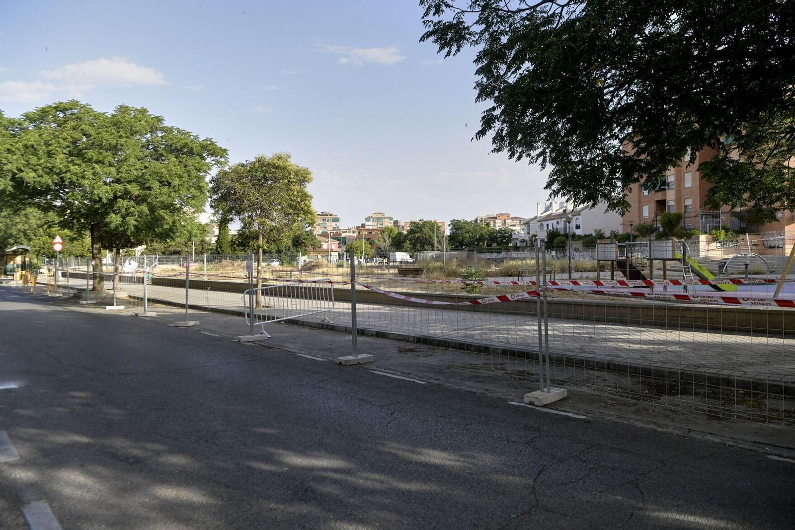 Zona de aparcamiento vallada por el inicio de las obras en Rafael Guillén.