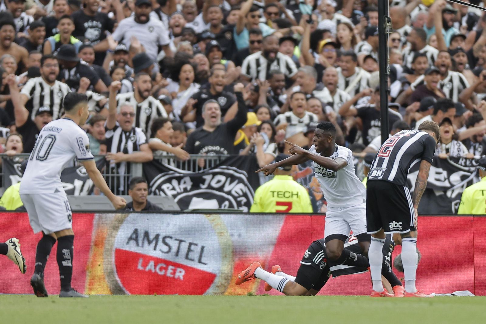 Las fotos de una final de la Libertadores histórica; Botafogo, campeón con 10, ante Atlético Mineiro