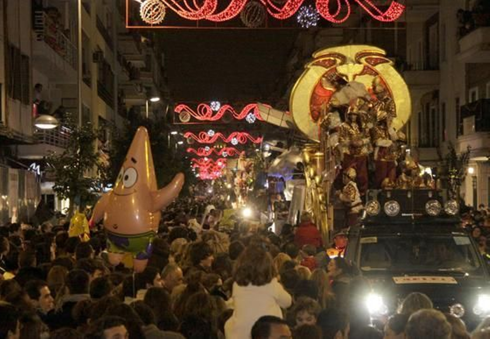 Cabalgata de los Reyes Magos por la calle Asunción. / Belén Vargas
