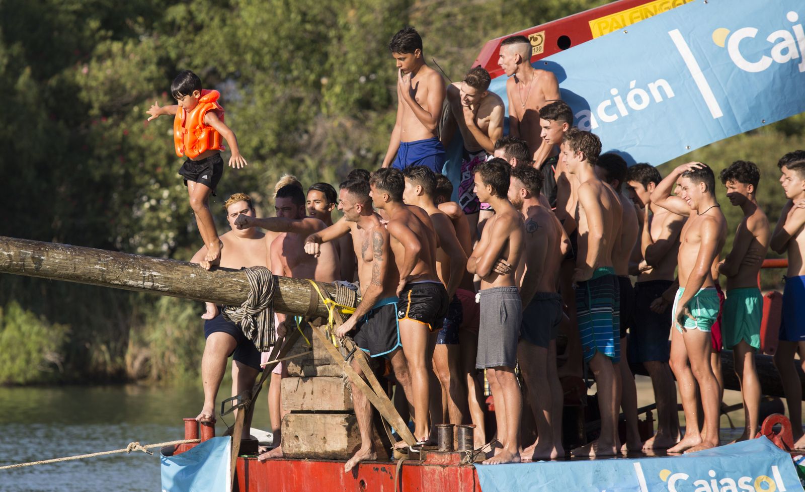 La cucaña de la Velá de Triana, en imágenes