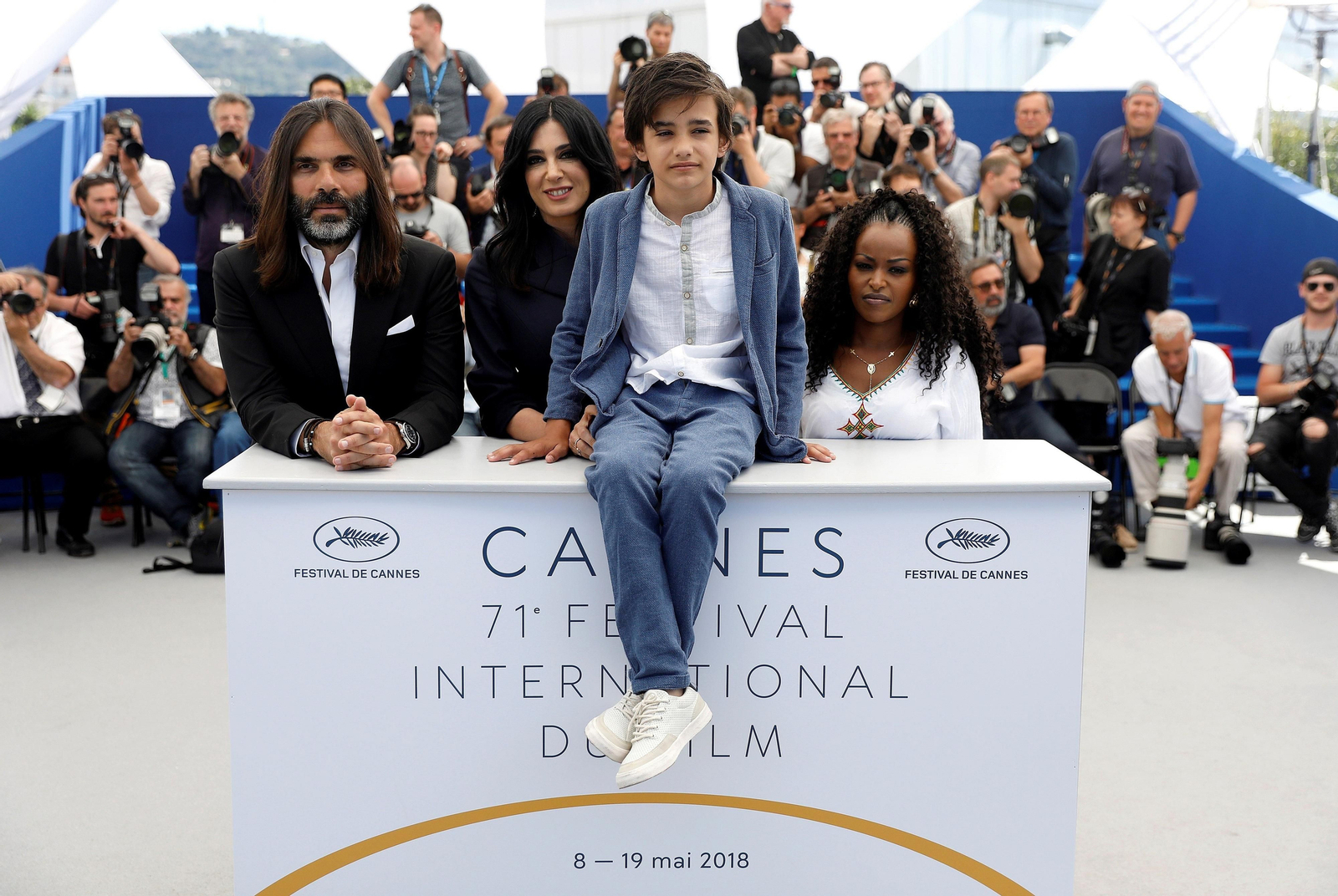 Labaki, con los actores y el productor de su película, en Cannes.