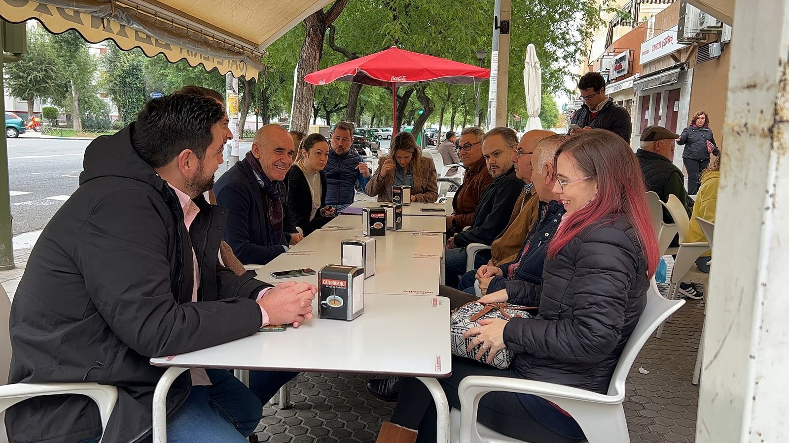 El alcalde durante su encuentro con los vecinos de Pino Montano.